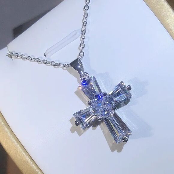 💖Gorgeous Sparkling Cz cross pendant on a 24” Silver Snake chain - Picture 11 of 16